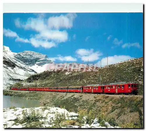 Cartes postales moderne Bernina Express Zug 425 am Lago Bianco vor Ozpicio Bernina mit Piz Arlas und Piz Provat