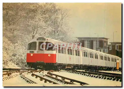 Ansichtskarte AK A train of 1973 tube stock on the Piccadilly Line at Oakwood