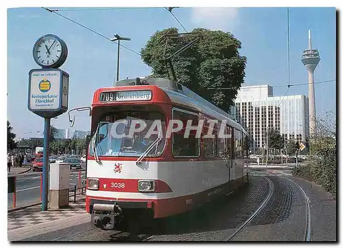 Moderne Karte Rheinbahn Tw 3038 in der Haltestelle Postrasse in Dusseldorf