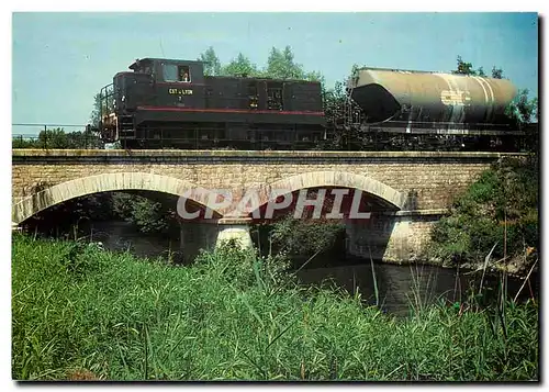 Cartes postales moderne Train remorqu� par un locotracteur diesel-electrique Fauvet-Girel franchissant le pont sur la bo