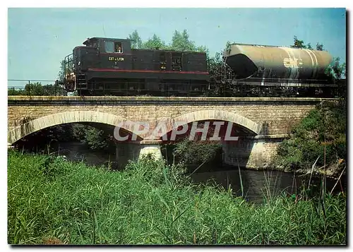 Moderne Karte Train remorqu� par un locotracteur diesel-electrique Fauvet-Girel franchissant le pont sur la bo