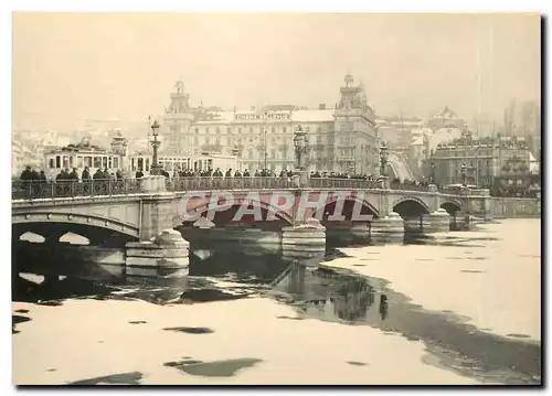 Moderne Karte Hochbetrieb auf der alten schmalen doch reich verzierten Quaibrucke an der Zuriseegfrorni