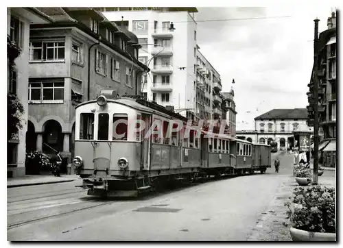 Moderne Karte Convoi dans les rues de Zug. Au fond devant la gre  un tram du ZBB. Vers 1950  Photo F.Stauble