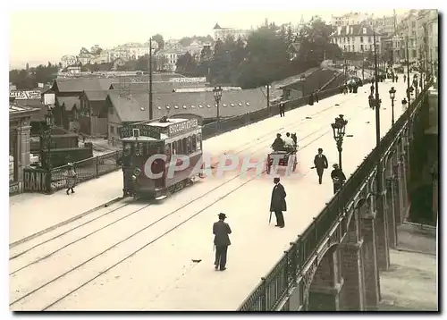 Cartes postales moderne Motrice de la premi�re s�rie sur le Grand-Pont. Env. 1900. Coll M. Dehanne