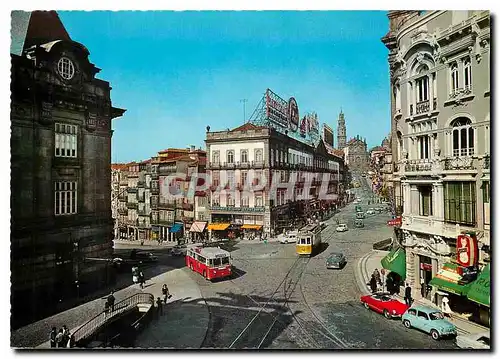 Un coin de la place Almeida Garrett: au fond la rue et la Tour des Cleriges