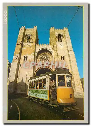 Tramway electrique devant la cathedrale