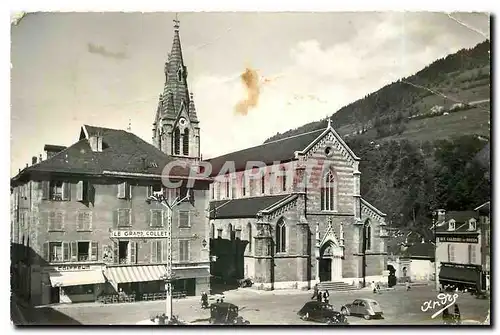 Cartes postales moderne Allevard les Bains Isere La Place et l'Eglise