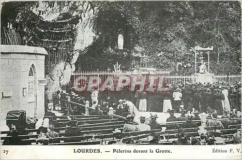 Ansichtskarte AK LOURDES - Pelerins devant le grotte