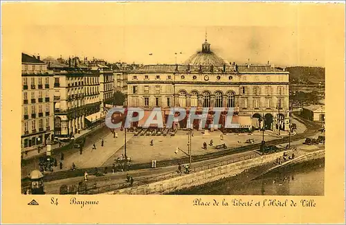 Ansichtskarte AK 84 Bayonne  Place de la Liberte et L'Hotel de Ville