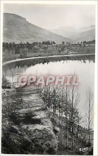Cartes postales LAC D'ISSARLES (Ardeche)alt 997m-le Rocher en pain de Sucre et la Chaine du Mezenc (1754m)