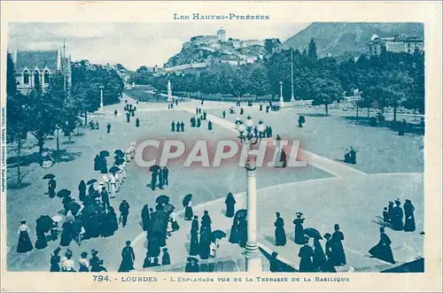 Cartes postales Les Hautes Pyrenees Lourdes L'Esplanade vue de la Terrasse de la Basilique