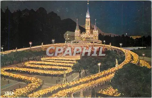 Cartes postales Lourdes La Basilique illuminee et la Processionaux Flambeaux