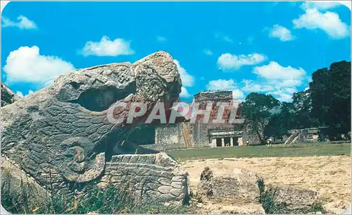 Cartes postales moderne Cabeza de la Serpiente Emplumada y Templo de los Jagueres al fondo Yucatan Mexico