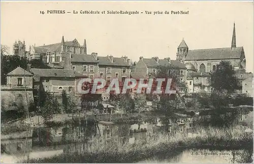 Ansichtskarte AK Poitiers La Cathedrale et Sainte Radegonde Vue prise du Pont Neuf