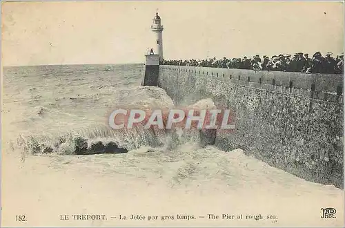 Cartes postales Le Treport La Jetee par gros temps Phare