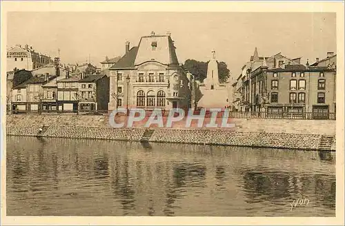 Cartes postales Verdun Meuse La Meuse l'Hotel des postes et le Monument de la Victoire