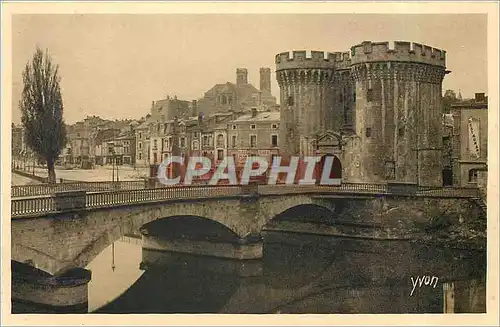 Cartes postales Verdun Meuse Pont et Porte Chaussee au fond la Cathedrale