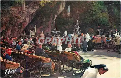 Cartes postales moderne Lourdes Les Malades devant la Grottes