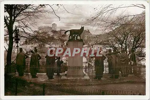 Cartes postales Lourdes 1st Station du Calvaire et le Chateau Fort