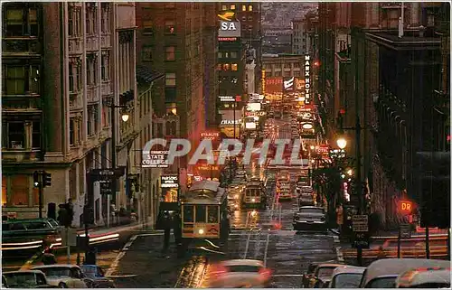 Ansichtskarte AK Busy Cable Cars climb the steep terraced Powell Street Hill at twilight time San Francisco Calif