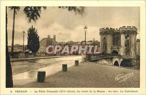 Ansichtskarte AK Verdun La Porte Chausee les bords de la Meuse Au loin La Cathedrale