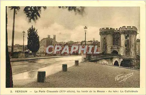 Cartes postales Verdun La Porte Chausee les bords de la Meuse Au loin La Cathedrale