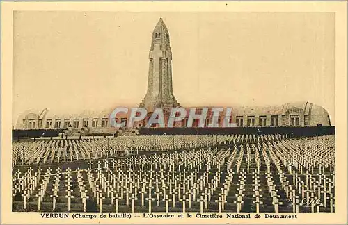 Ansichtskarte AK Verdun Champs de bataille L'Ossuaire et le Cimetiere National de Douaumont