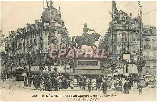 Cartes postales Orleans Place du Martroi un jour de fete Tramway