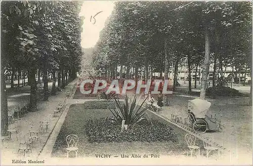 Cartes postales Vichy Une Allee du Parc