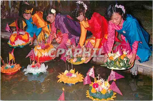 Cartes postales Beautiful Thai Ladies enjoying the Loy Krathong Festival Floating Lighted Flowers down the river