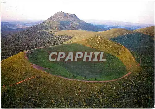 Cartes postales moderne Les Volcans d'Auvergne Le Cratere du Puy de Pariou Au loin le Puy de Dome