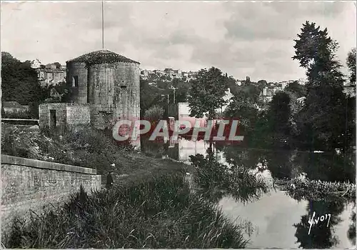 Ansichtskarte AK Poitiers Vienne Ruines de l'Ancien chateau sur les Bords du Clain