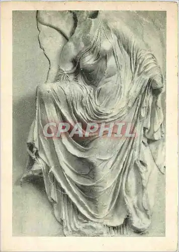 Cartes postales moderne Scuplture Grecque Victoire detachant sa sandale
