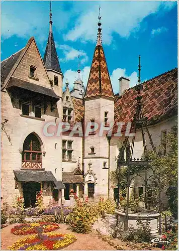 Cartes postales moderne La Rochepot Cote d'Or La cour du chateau et le puits