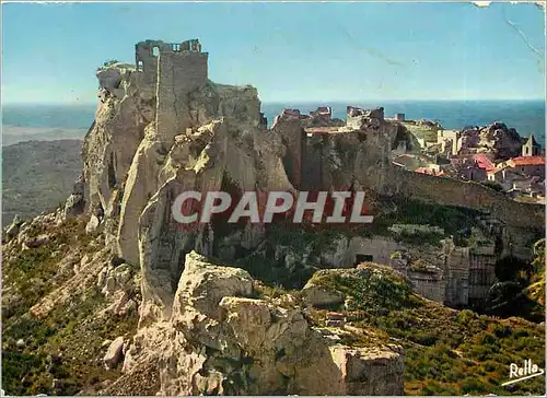 Cartes postales moderne Les Baux de Provence B du R Ruines du Chateau Seigneurial a droite le village