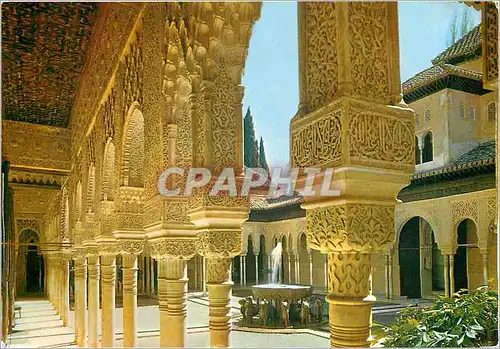 Cartes postales moderne Granada Alhambra Chapiteaux dans la Cour des Lions