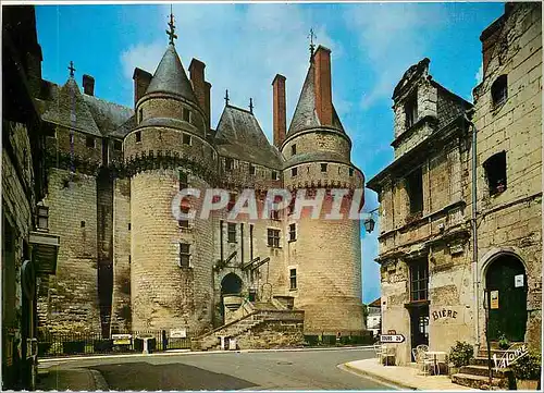 Cartes postales moderne L'Angeais Indre et Loire L'entree du Chateau du XV A droite la maison dite de Rabelais