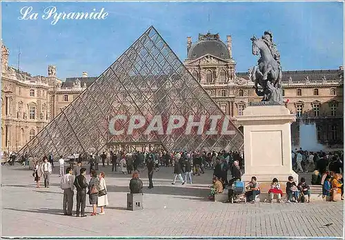 Cartes postales moderne Paris Musee du Louvre Cours Napoleon La Pyramide