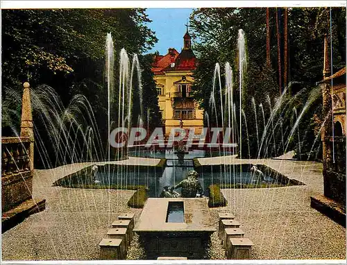 Cartes postales moderne Hellbrunn bei Salzburg Wasserkunste am Furstentisch dahinter Lustschloss