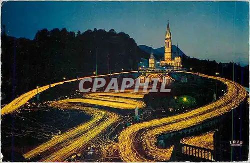 Ansichtskarte AK Lourdes La Basilique illuminee et la Procession aux Flambeaux