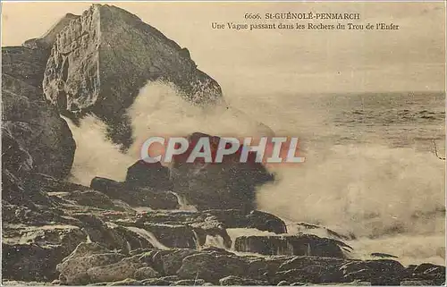 Cartes postales St Guenole Penmarch Une Vague passant dans le Rochers du Trou de l'Enfer