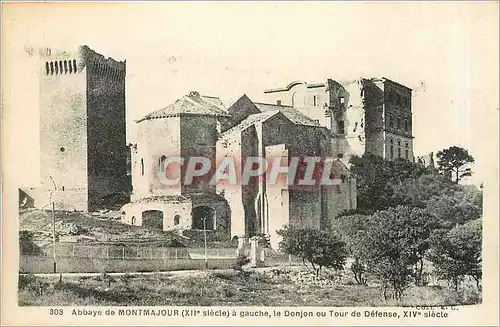 Cartes postales Abbaye de Montmajour a gauche le Donjon ou Tour de Defense