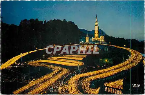 Cartes postales moderne Lourdes La Basilique illuminee et la Procession aux Flambeux