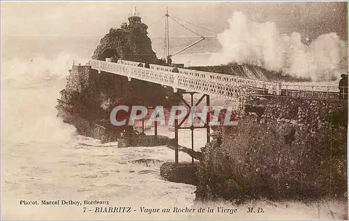 Ansichtskarte AK Biarritz Vague au Rocher de la Vierge