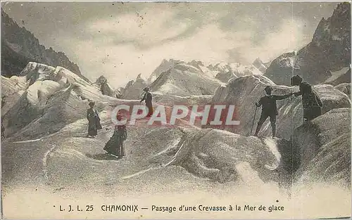 Ansichtskarte AK Chamonix - Passage d'une Crevasse a la mer de glace Alpinisme
