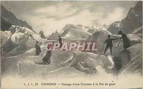 Cartes postales Chamonix - Passage d'une Crevasse a la mer de glace Alpinisme