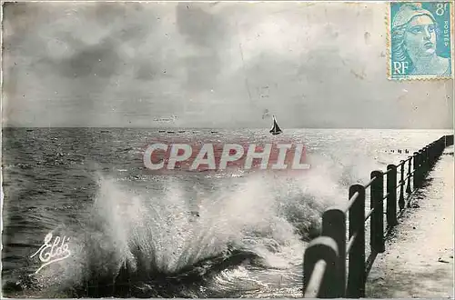 Cartes postales moderne Luc-Sur-Mer (Calvados) Effet de vague sur la digue