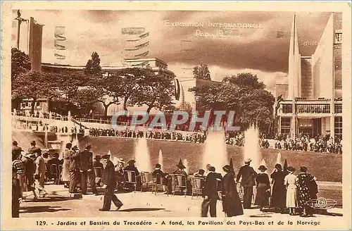 Cartes postales Exposition International Paris 1937 Jardins et bassins du Trocadero A fond les pavillons des Pay