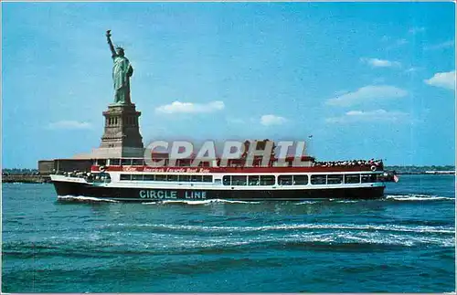 Moderne Karte Circle Line yacht with the Statue of Liberty in the background. New York City Bateau