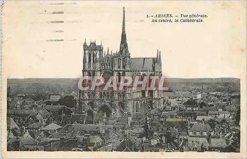 Ansichtskarte AK Amiens Vue generale Au centre la Cathedrale